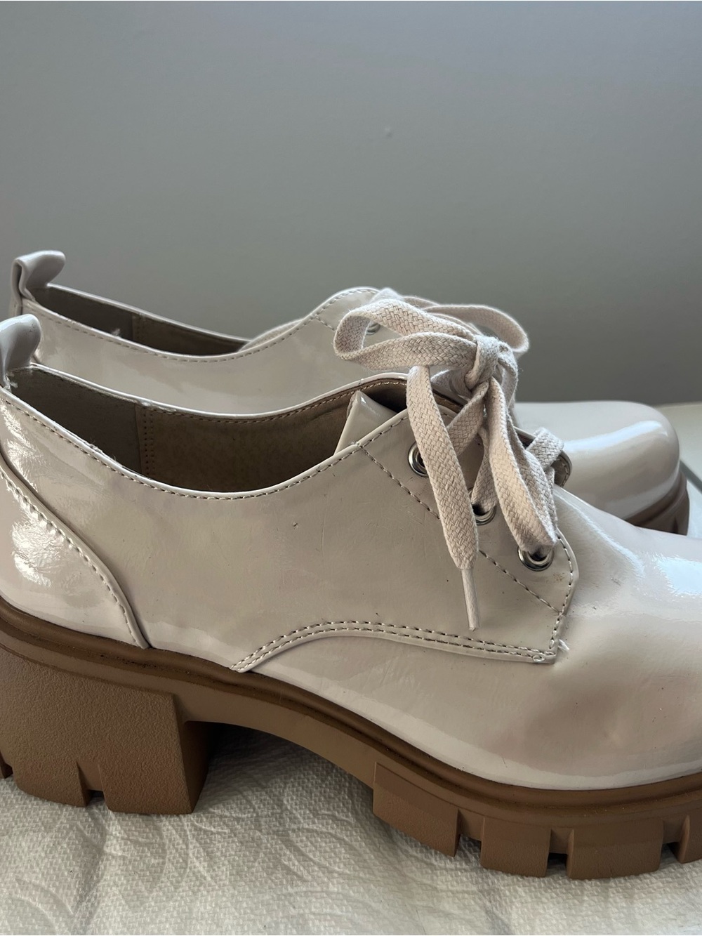 SODA - Women's Cream Lace-Up Shoes